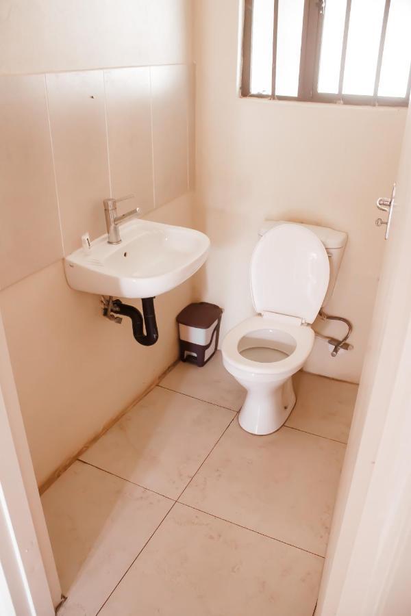 Leeville Guesthouse Kasane Buitenkant foto