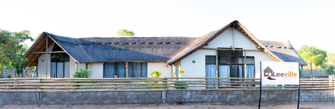 Leeville Guesthouse Kasane Buitenkant foto